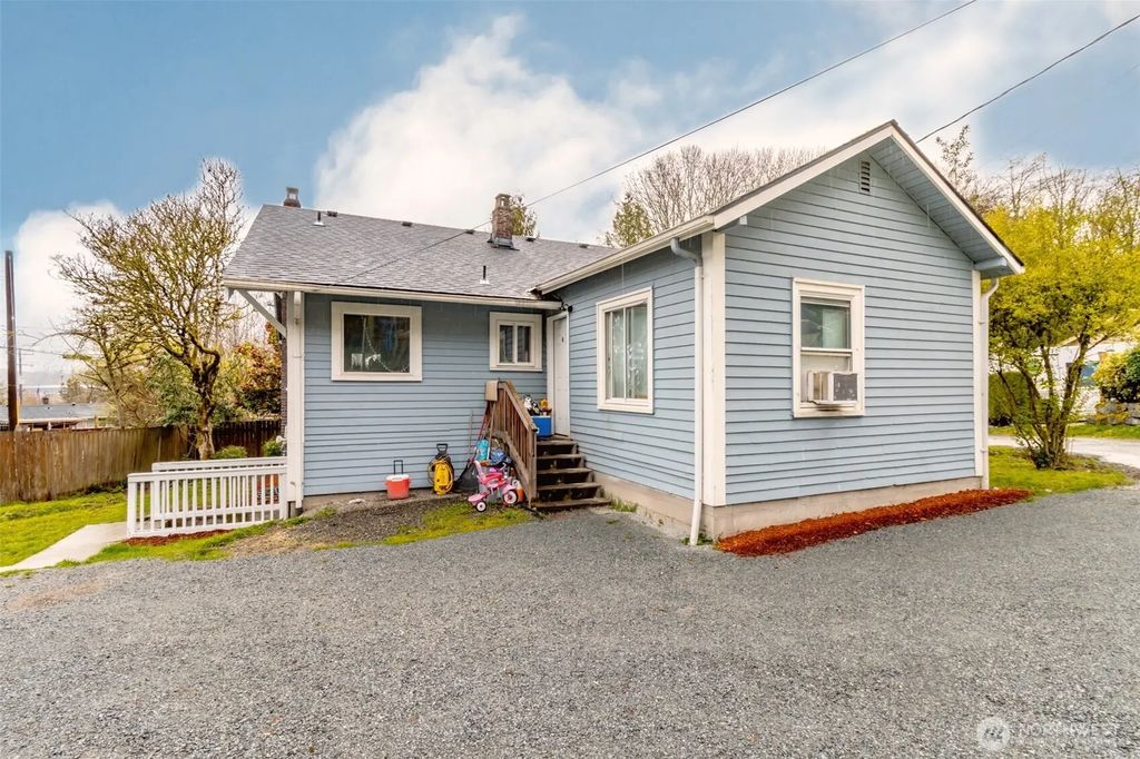 10033 Des Moines Memorial Drive S, Seattle