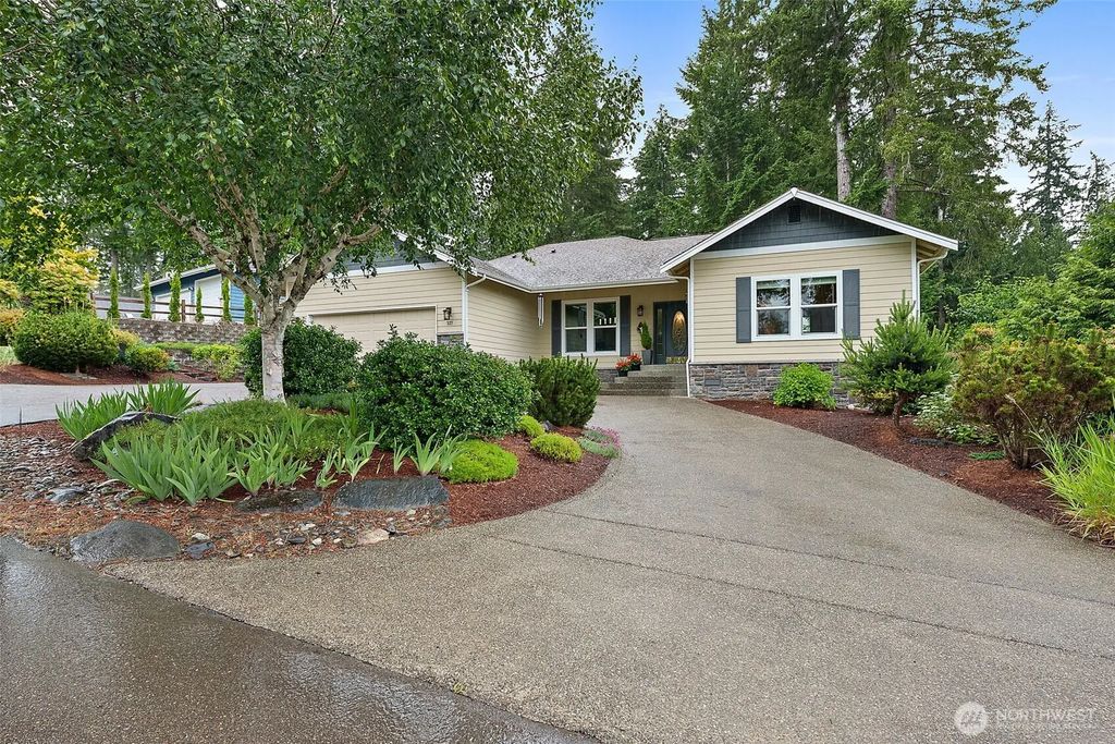 321 E Fairway Dr, Allyn