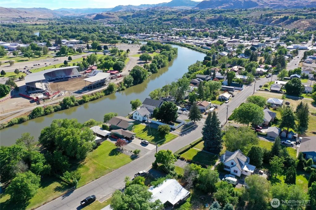 534 Dewberry Avenue E, Omak