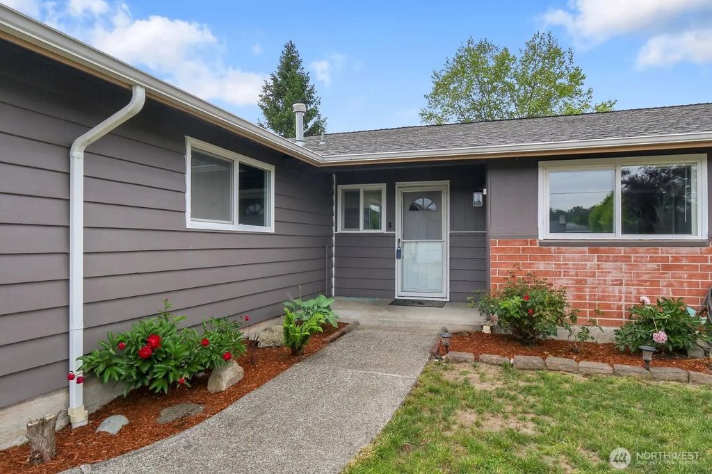 24415 14th Avenue S, Des Moines