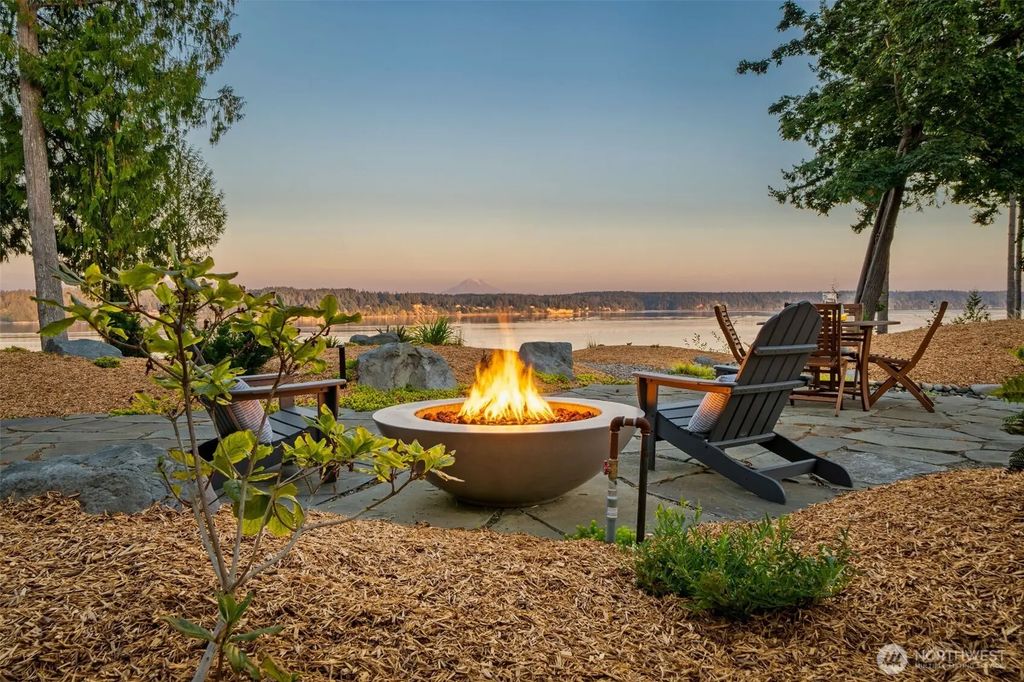 211 E Vineyard Crest Road, Grapeview