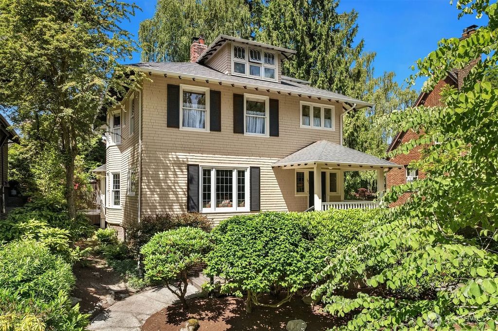 131 Madrona Place E, Seattle