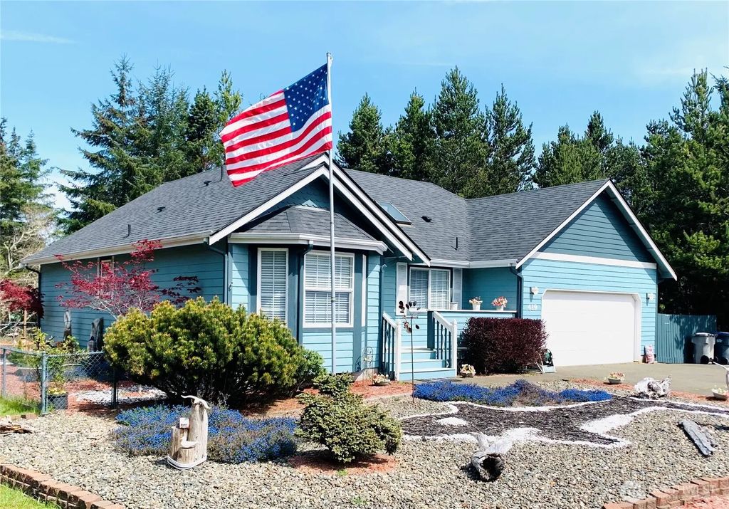 419 Lake West Loop Ne, Ocean Shores