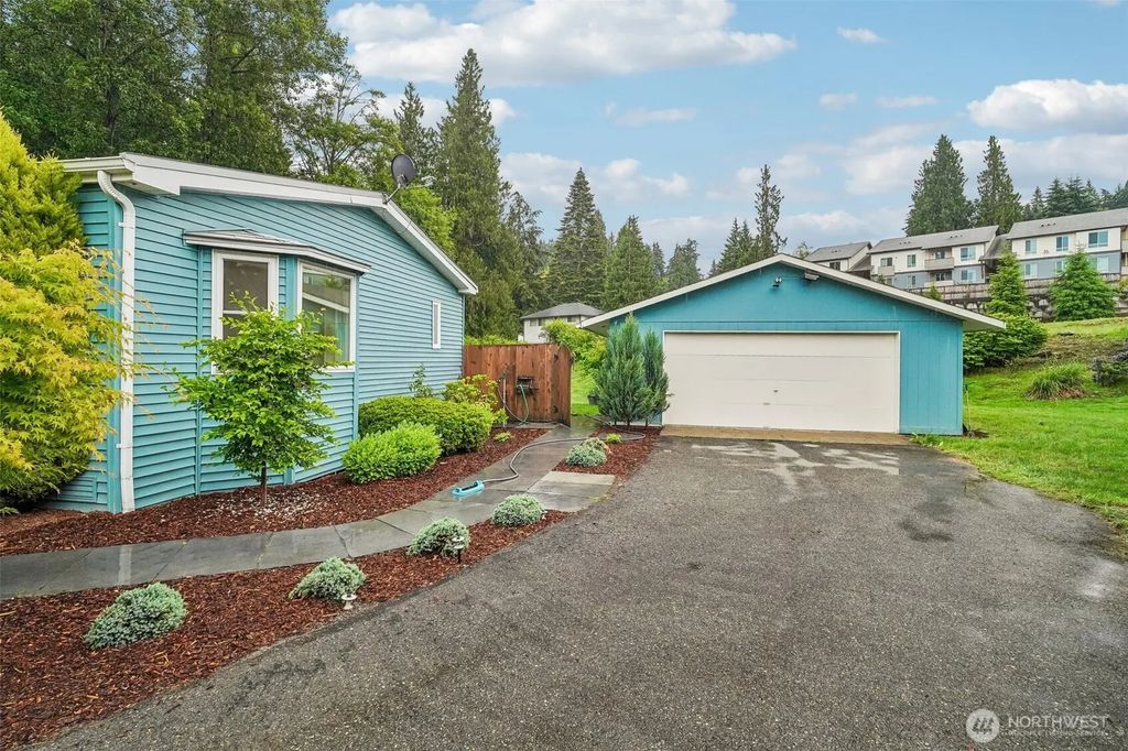 215 105th Avenue E, Edgewood