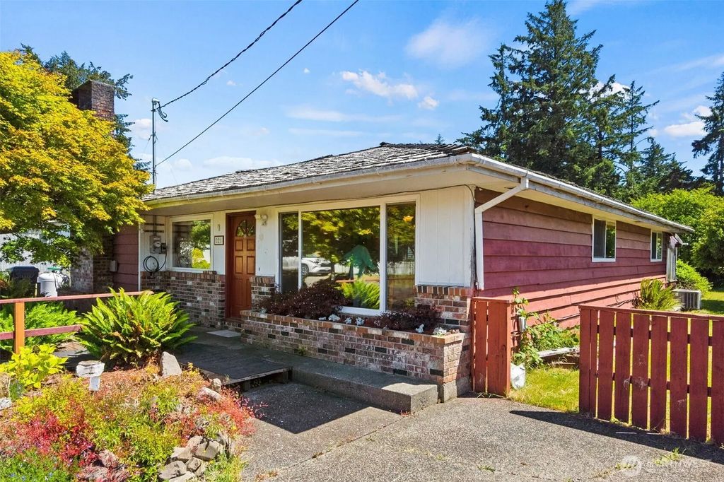 221 W Hunley, Westport