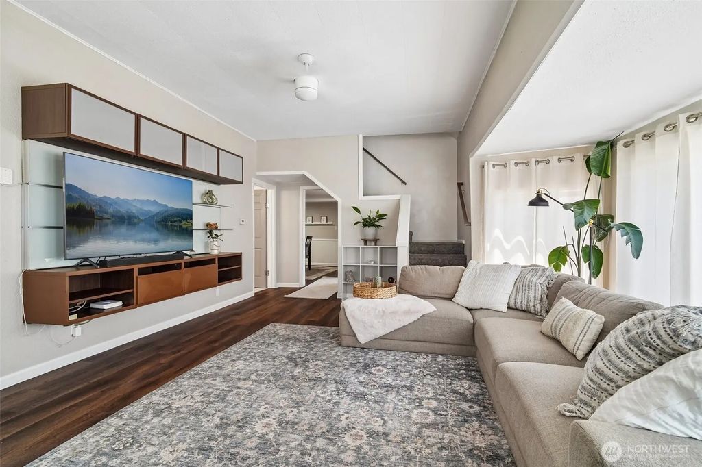 221 3rd Avenue Nw, Pacific