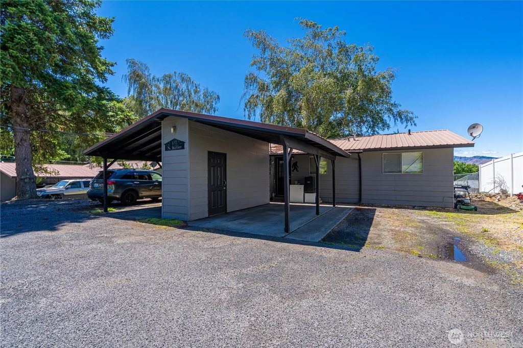 460 N Keller Avenue A & B, East Wenatchee