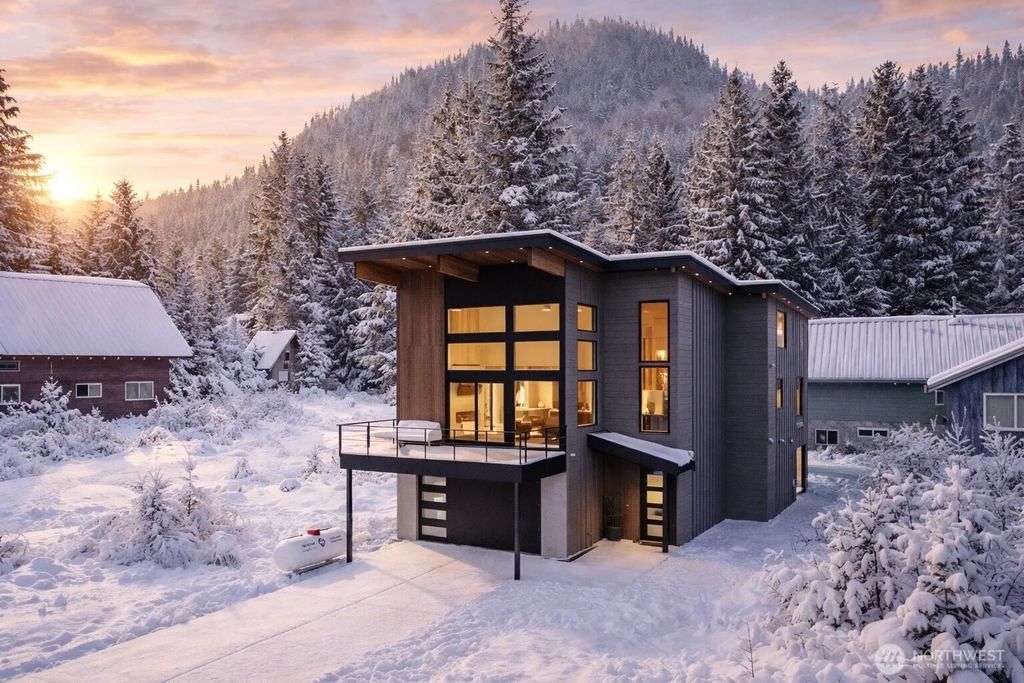 811 E Hyak Dr, Snoqualmie Pass