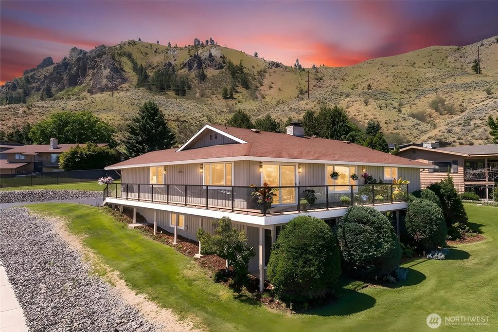 1202 S Hills Drive, Wenatchee