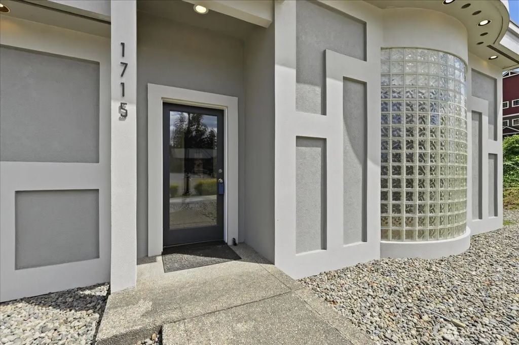 1715 Meridian Avenue E, Edgewood