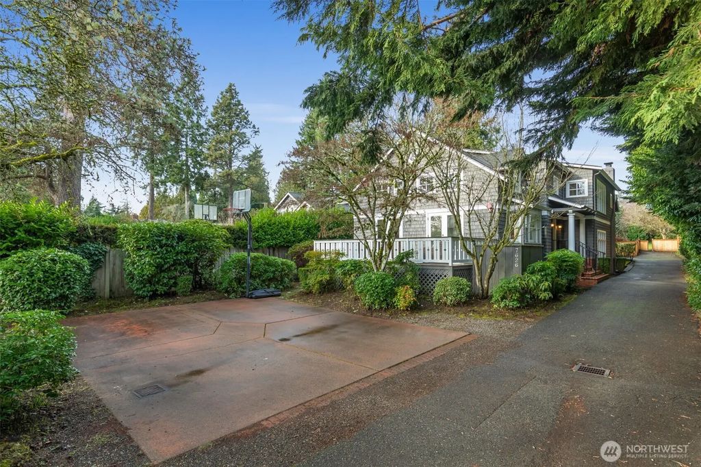 7626 Ne 8th Street, Medina