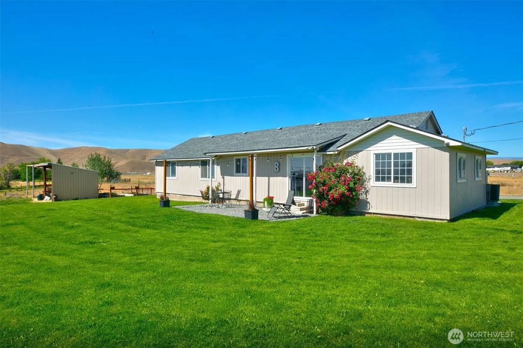 1240 W Huntzinger Road, Selah