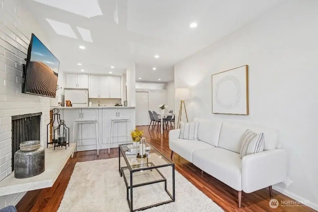 901 5th Avenue N 107, Seattle