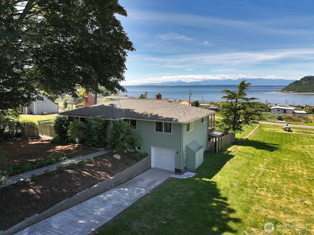 8216 Whidbey Drive, Clinton