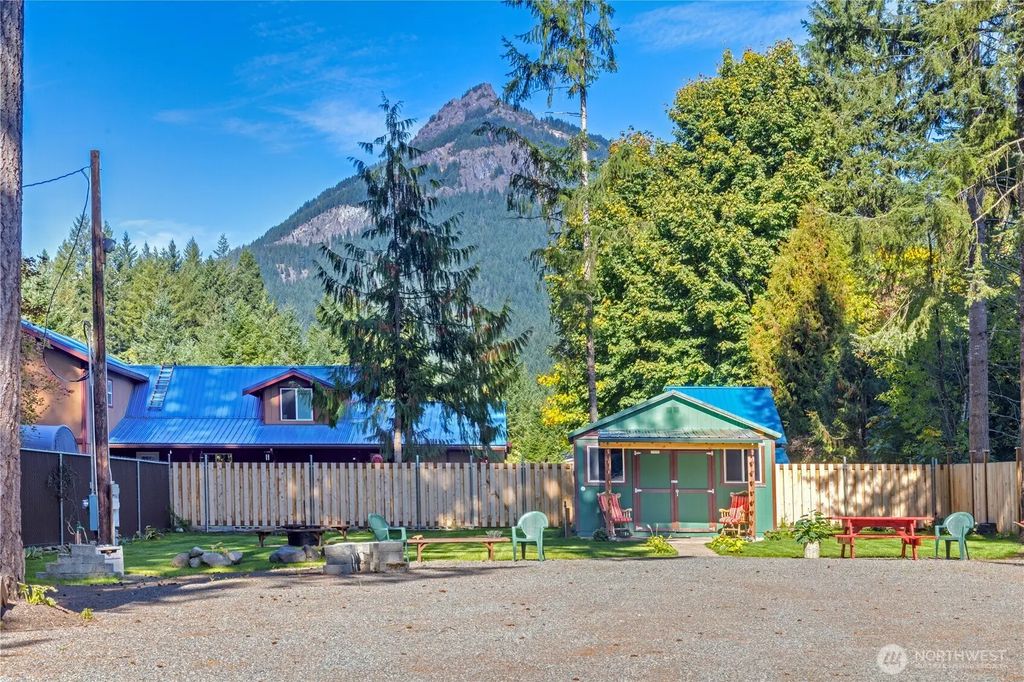 105 Holiday Lane, Packwood