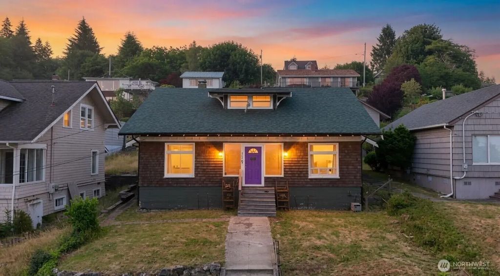 317 Sunset Drive, Hoquiam