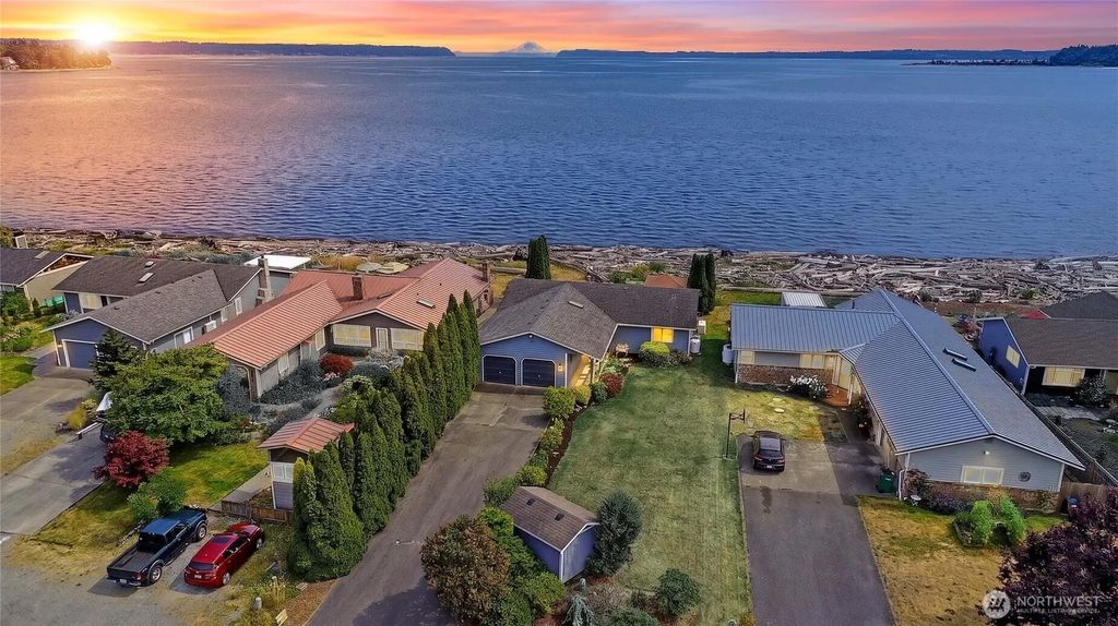 846 Livingston Bay Shore Drive, Camano Island