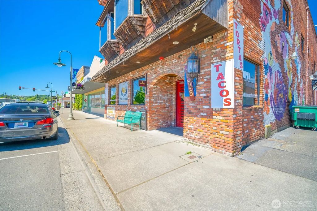 2038 Main Street, Ferndale