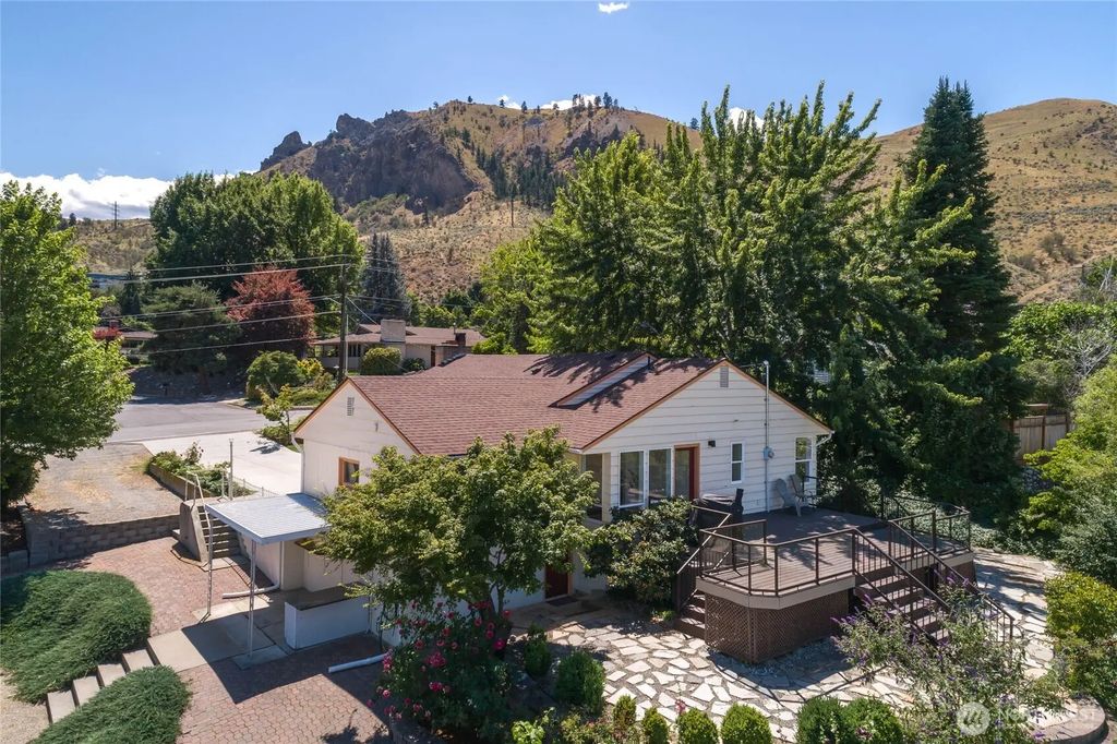 1310 Red Apple Road, Wenatchee