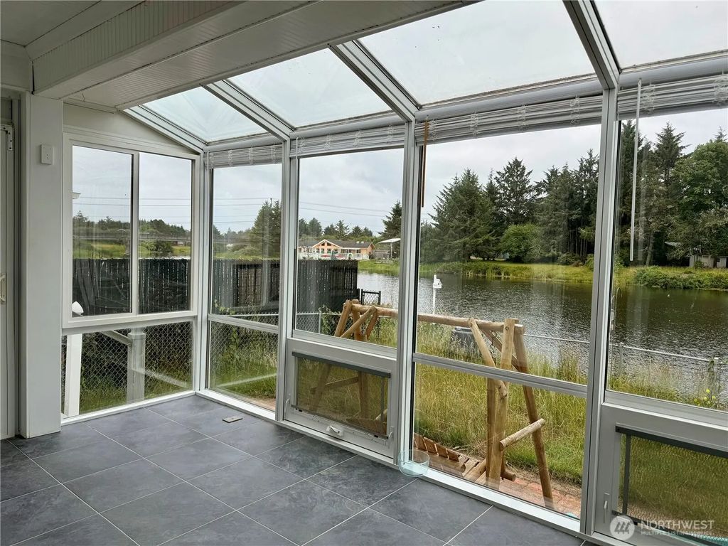 137 Canal Drive Ne, Ocean Shores