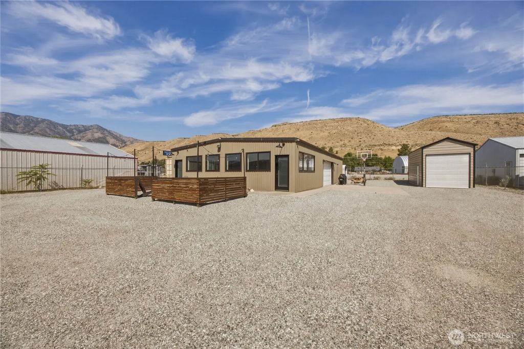 102 Lakeshore Drive, Pateros
