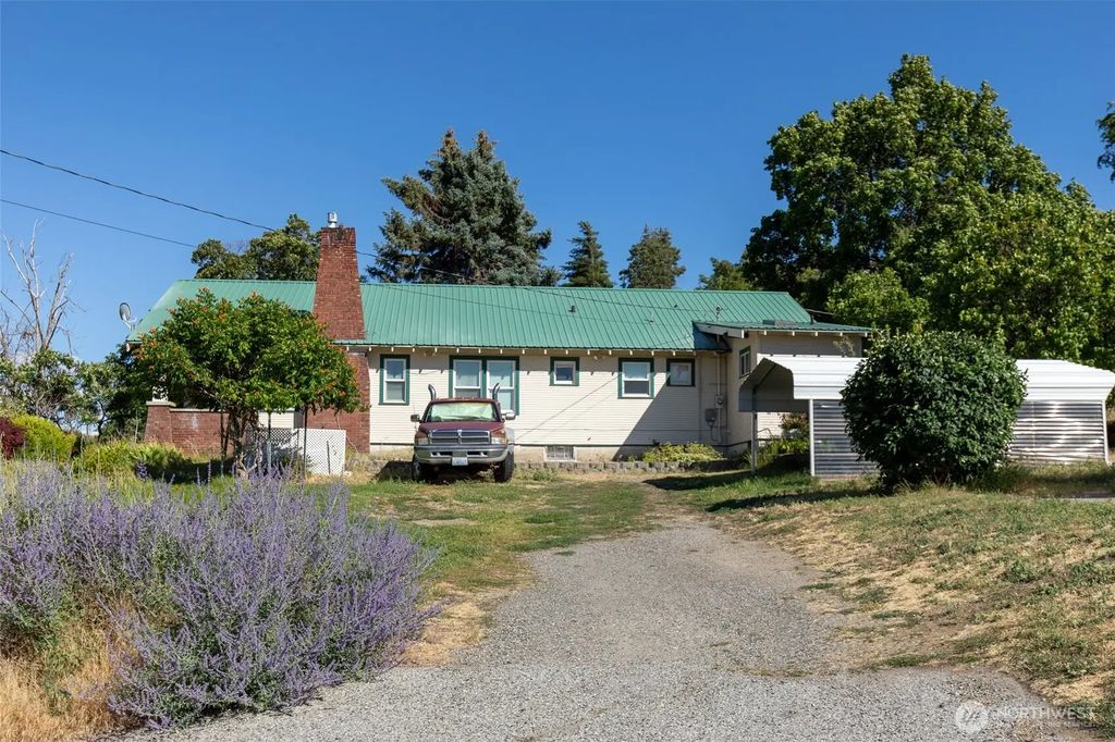 2115 Sleepy Hollow Road, Monitor