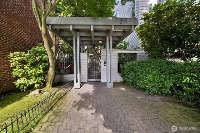 211 Summit Avenue E N305, Seattle