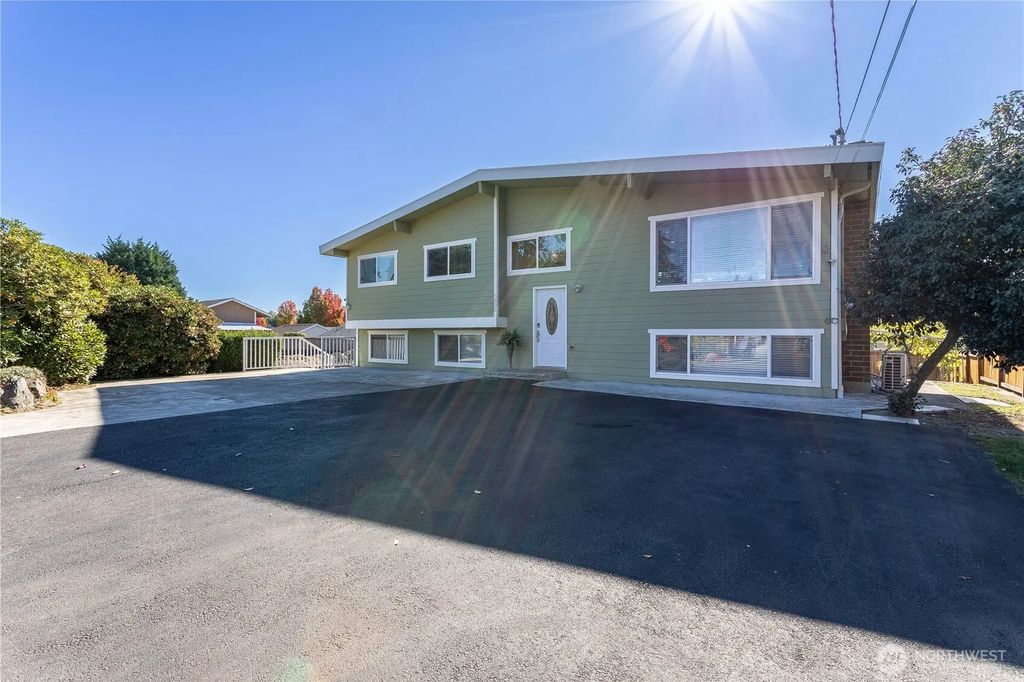 3905 Ne 6th Street, Renton