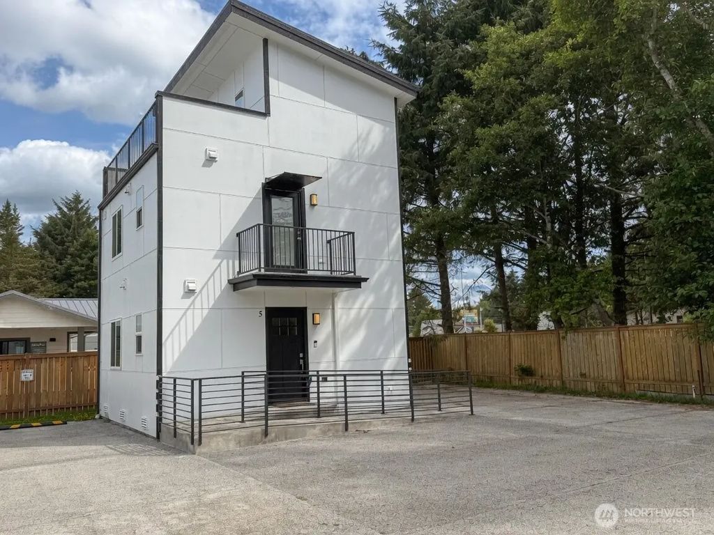 890 Magellan Avenue Ne 5, Ocean Shores