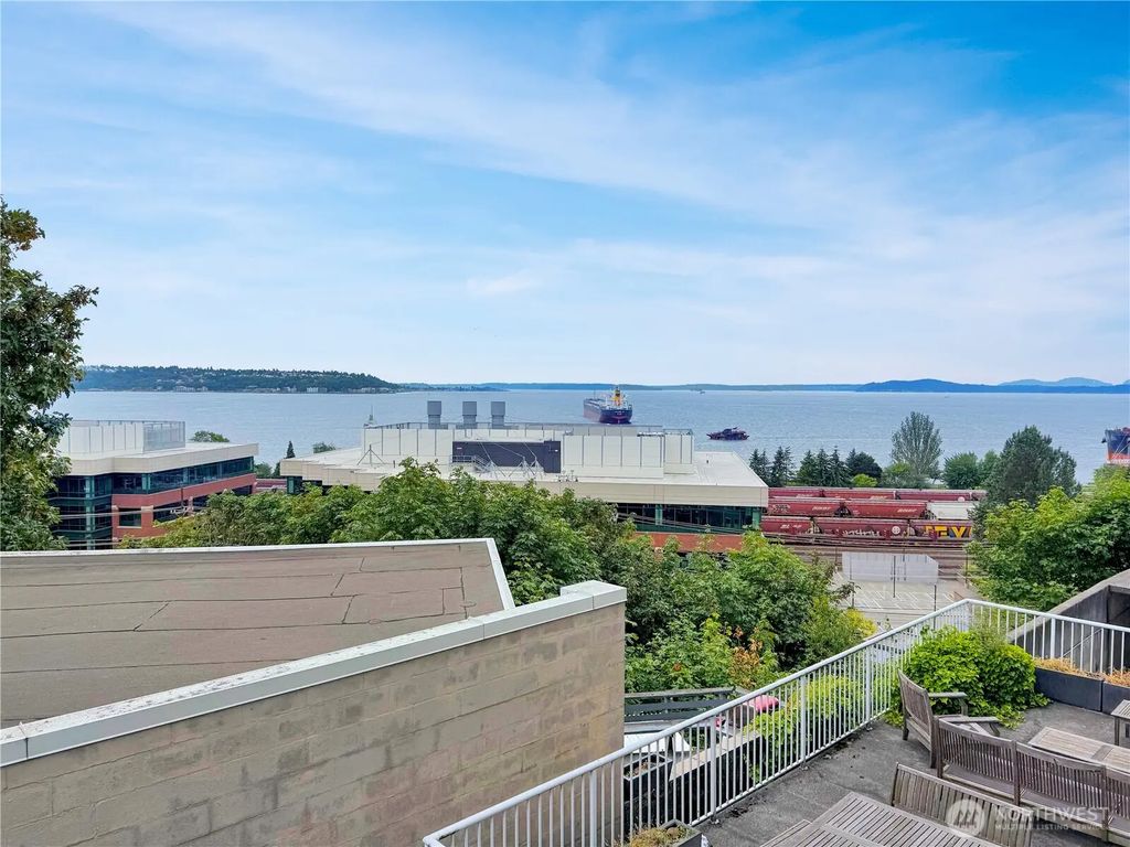 521 5th Avenue W 201, Seattle