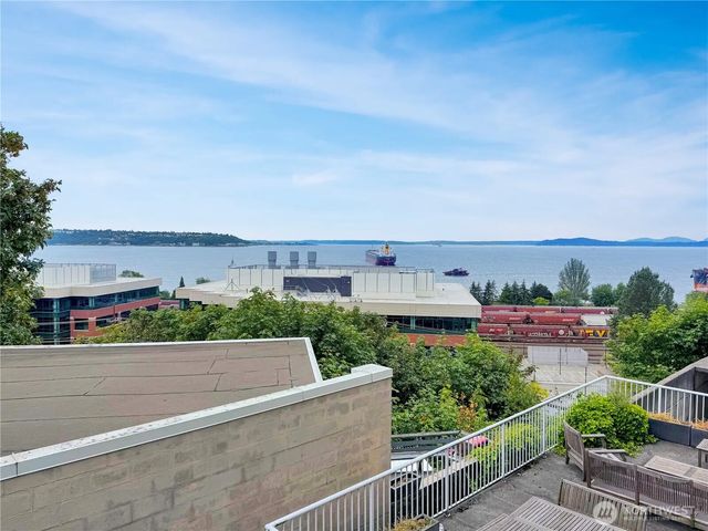 521 5th Avenue W 201, Seattle
