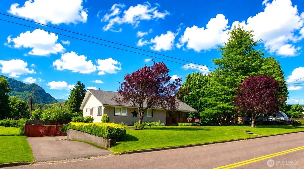 676 Adams Avenue, Morton