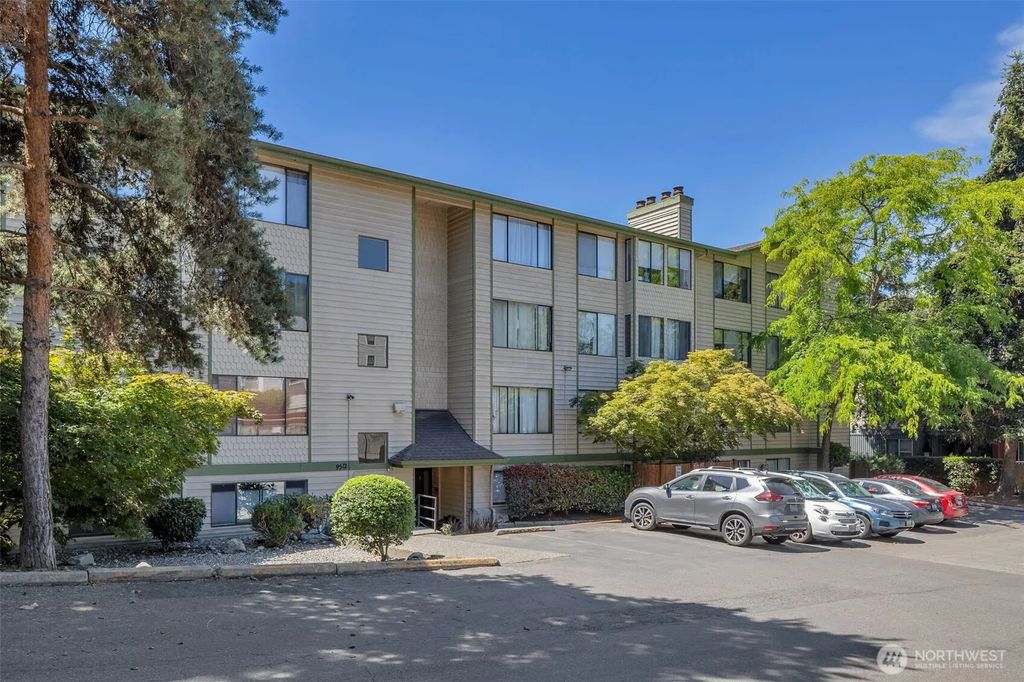9512 1st Avenue Ne 204, Seattle