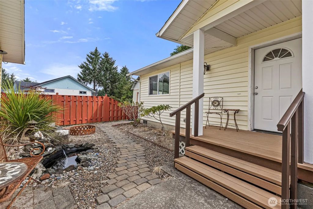 526 Sunset Avenue Ne, Ocean Shores