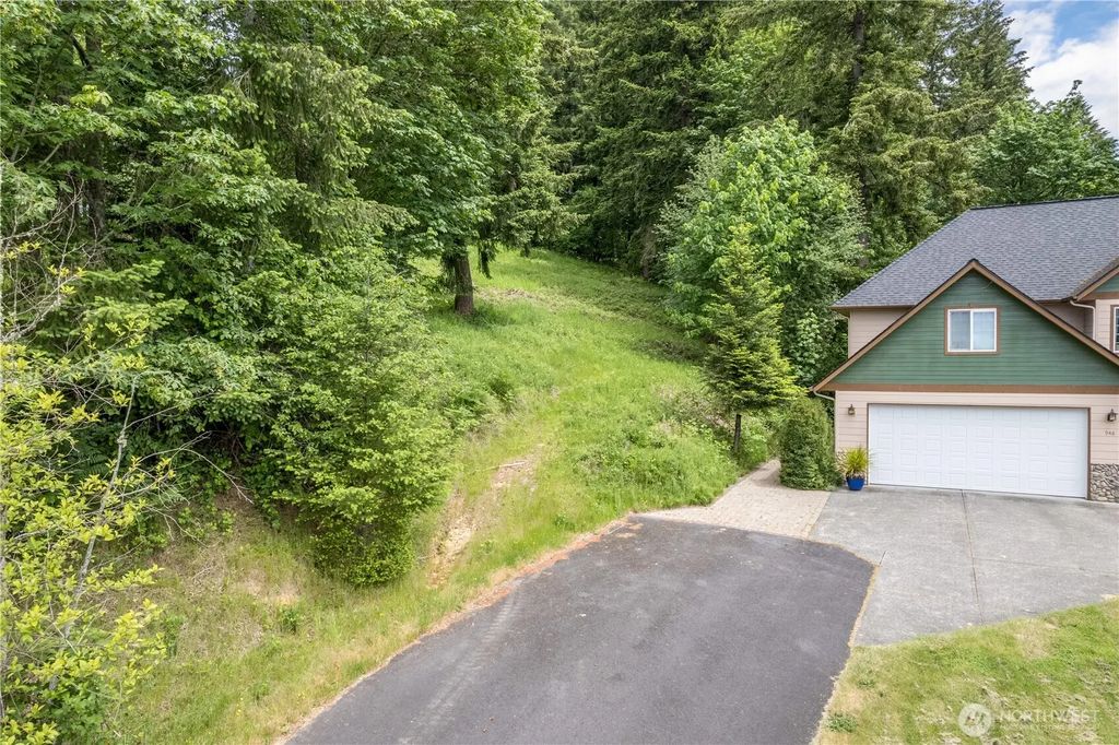 945 Edinburgh Court, Kelso