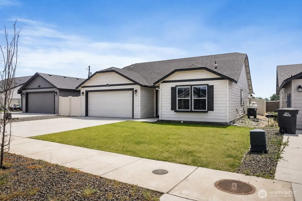 1125 W Sequoia Road, Moses Lake