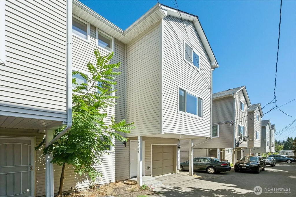 7530 43rd Avenue S B, Seattle