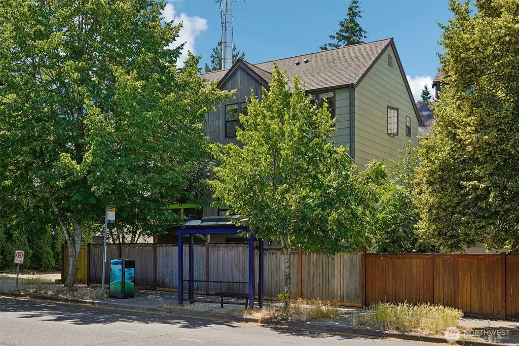 9423 Roosevelt Way Ne, Seattle
