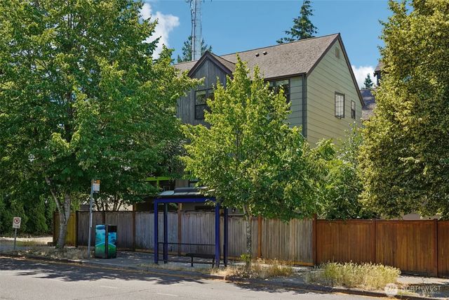 9423 Roosevelt Way Ne, Seattle