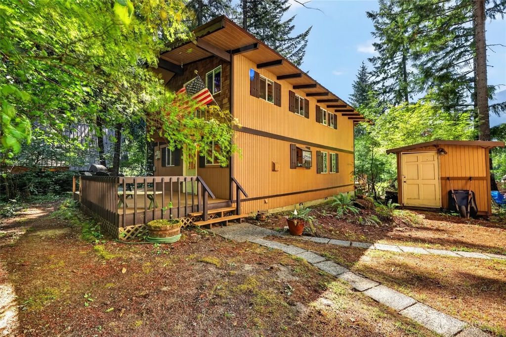 101 Cascade Drive, Packwood