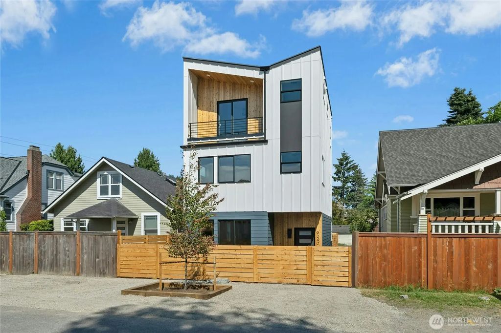 9240 Dayton Avenue N, Seattle