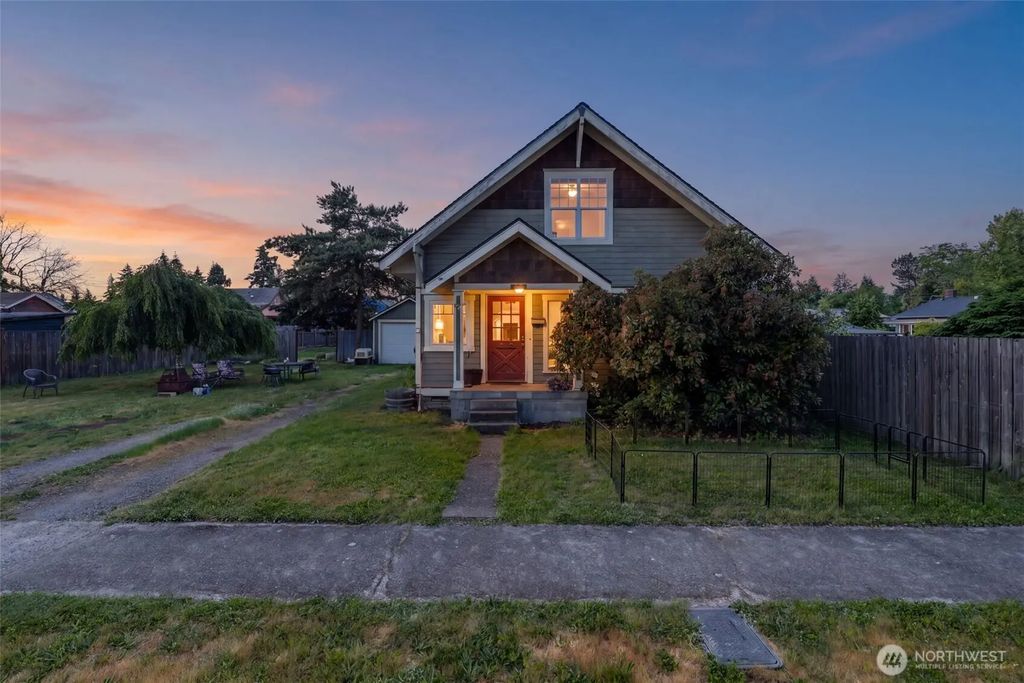 1208 W Pear Street, Centralia
