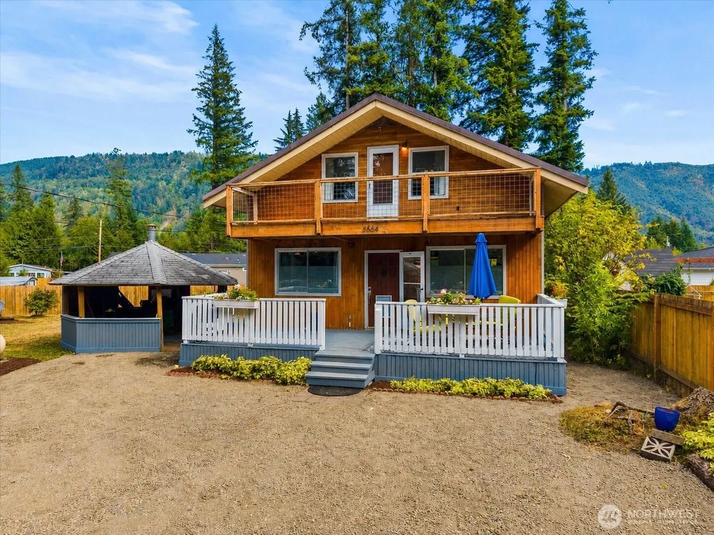 8664 Valley Ct, Maple Falls