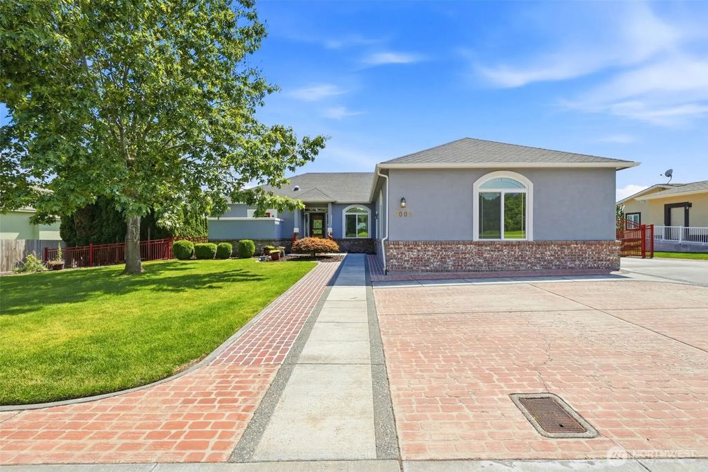 4004 Desert Plateau, Pasco