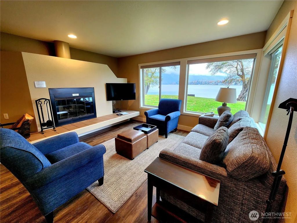 1 Beach 589-c, Manson