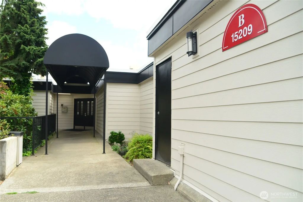 15209 Sunwood Boulevard B36, Tukwila
