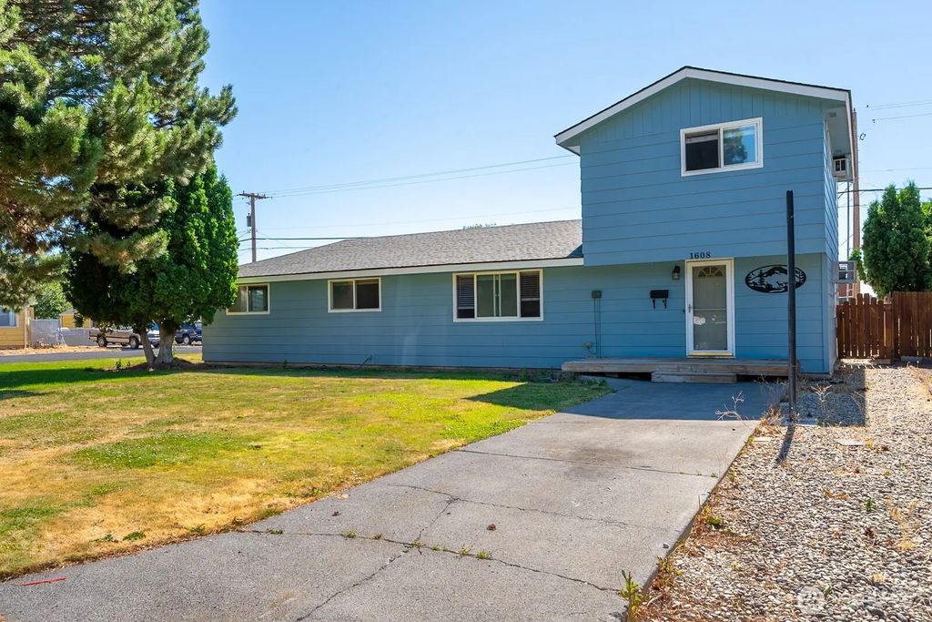 1608 C St. Sw, Ephrata