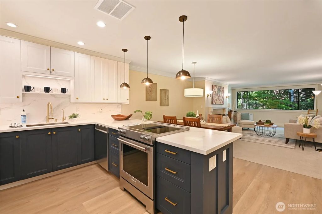 5858 Ne Parkpoint Drive F-203, Seattle