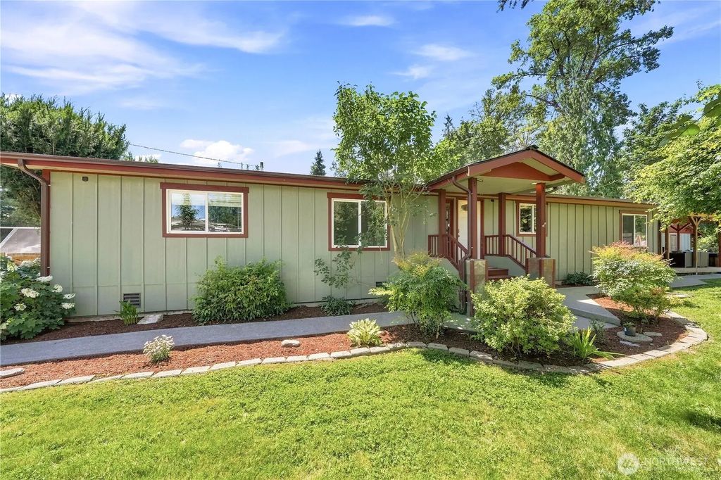 516 Beach Drive, Snohomish