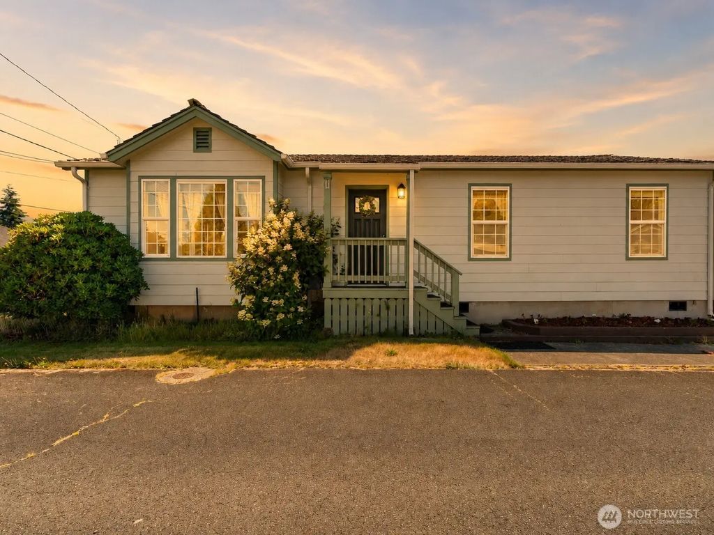 710 Perry Avenue, Hoquiam